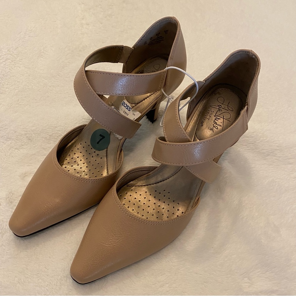 Life Stride Kalees Pumps tan color with 2.5" heels - New Condition - Never worn